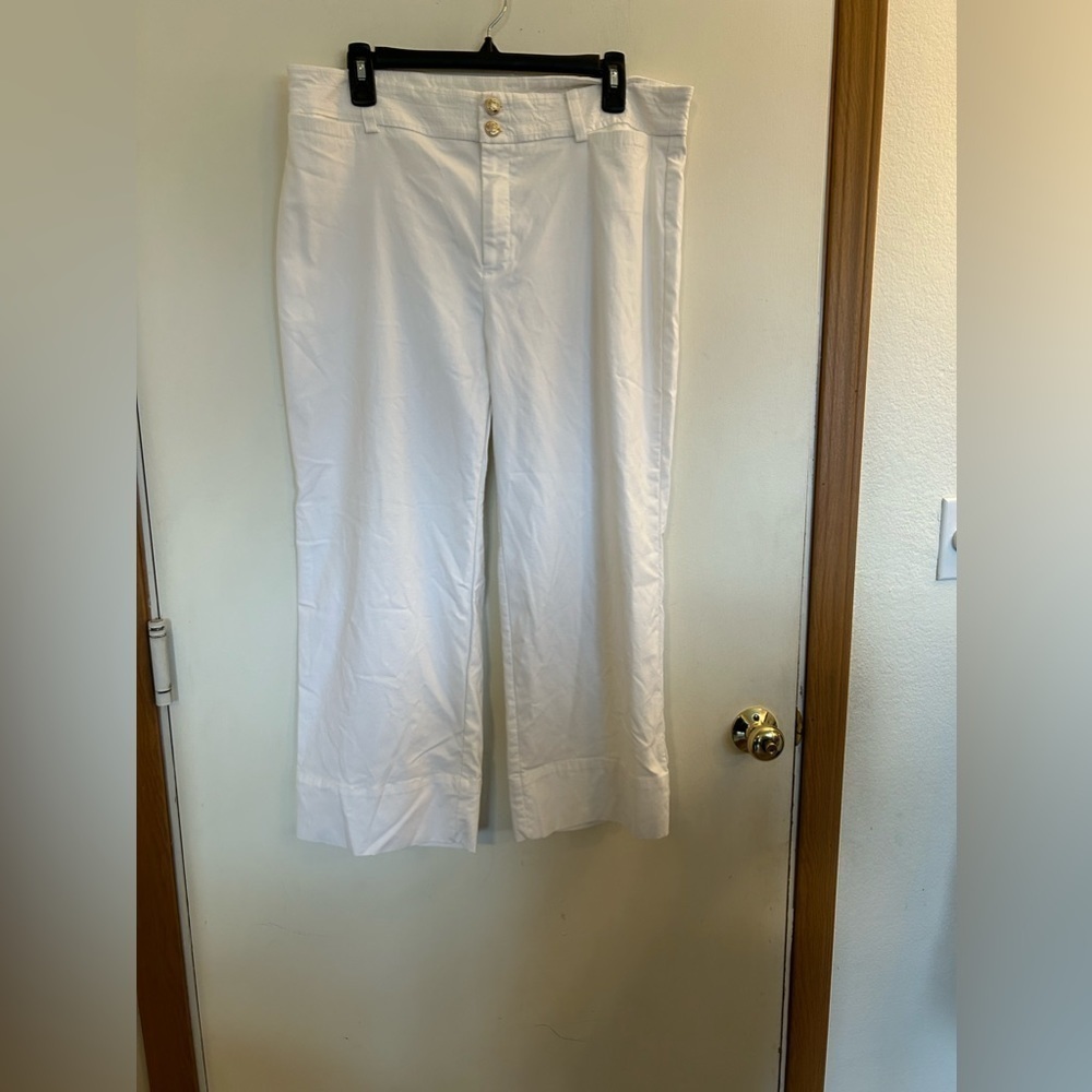 Chicos Lightweight Crop Stretch white pants with gold button detail